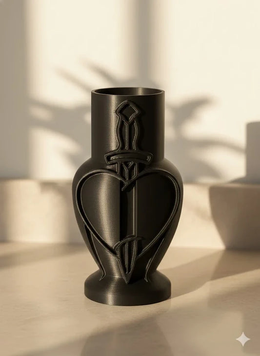 Vase, pot décoratif – Cœur transpercé par une dague style gothique.